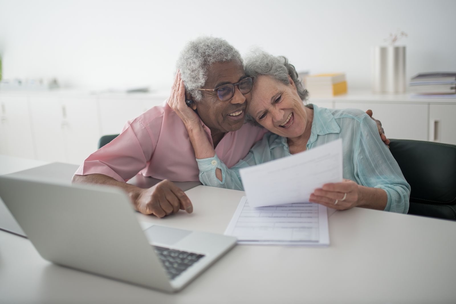 Una pareja próxima al retiro revisa su planificación financiera.