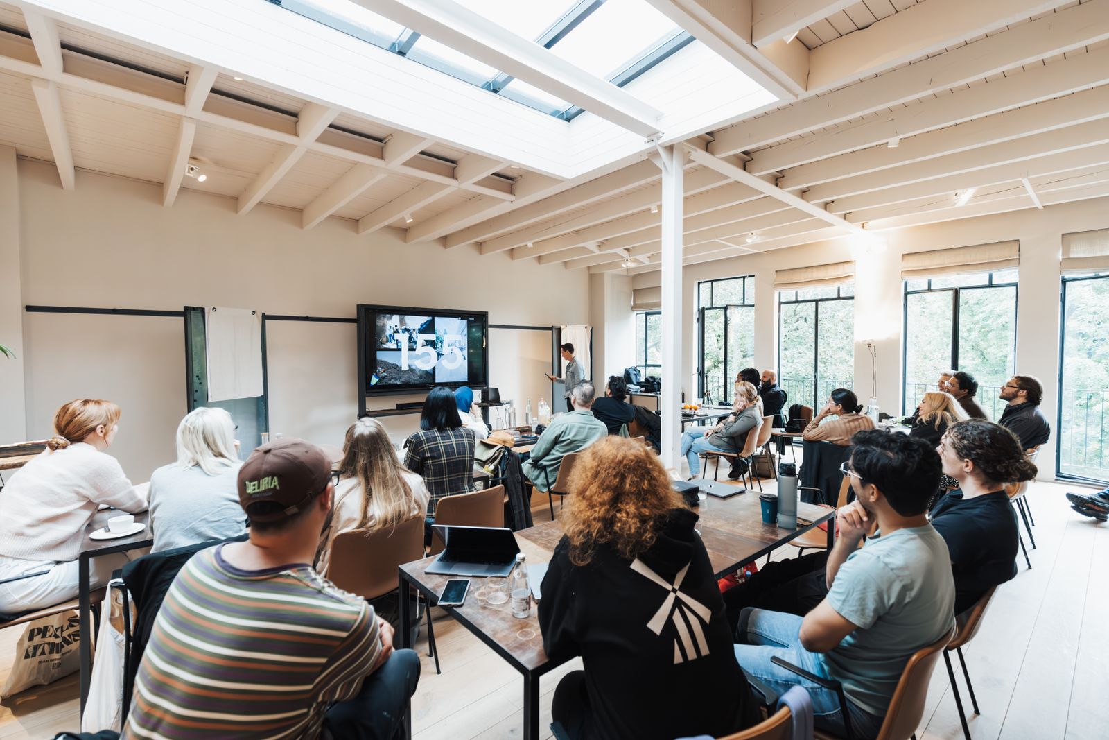 Profesionales participan en una charla en un espacio moderno.